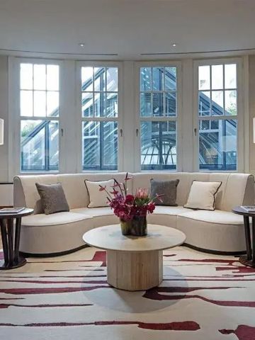 Gemütliche Sitzecke mit großen Fenstern und stilvollem Dekor