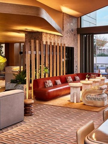 Elegante Hotel-Lobby mit stilvollen Möbeln und warmem Licht im Conrad Los Angeles