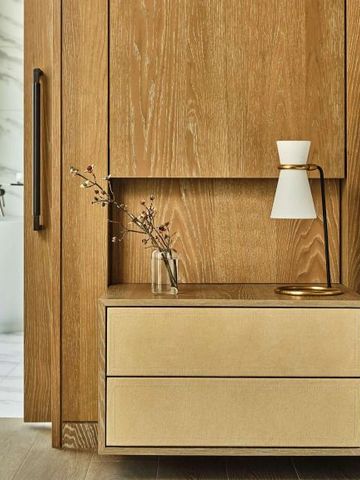 Holznachttisch mit Designerlampe und minimalistischem Dekor im Hotelzimmer