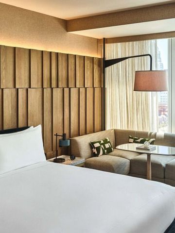 Luxuszimmer mit großem Bett und Panoramablick im Conrad Los Angeles