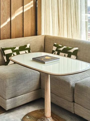 Elegante Sitzecke in einem modernen Hotelzimmer mit Sofa und modernem Couchtisch