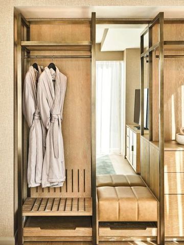 Luxuriöser offener Kleiderschrank mit Bademänteln im Hotelzimmer