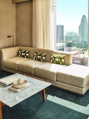 Geräumige Hotelsuite mit moderner Einrichtung und Blick auf die Stadt