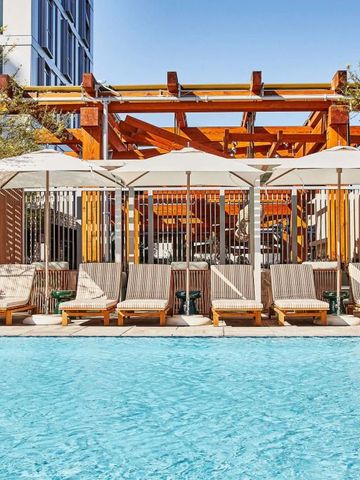 Außenpool mit bequemen Liegestühlen und eleganter Pergola