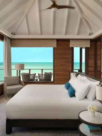 Helles Zimmer mit Panoramablick auf das Meer und moderner Einrichtung