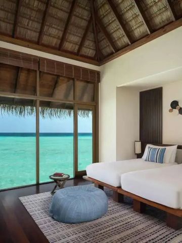 Gemütliches Schlafzimmer mit großer Glasfront und Blick auf den Ozean