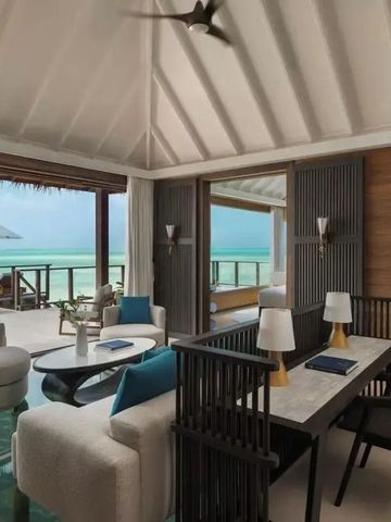 Modernes Wohnzimmer in einer luxuriösen Villa mit Meerblick und glasbodenterrasse