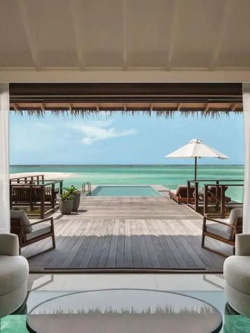 Offenes Wohnzimmer mit Panoramablick auf das Meer und Zugang zur Terrasse