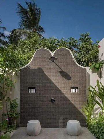 Privates Outdoor-Badezimmer mit exotischen Pflanzen und Dusche