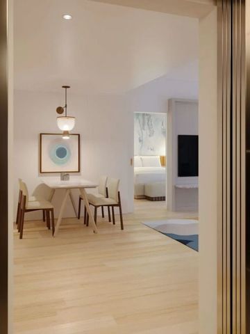 Elegantes Zimmer mit Essbereich und Kunstwerk an der Wand