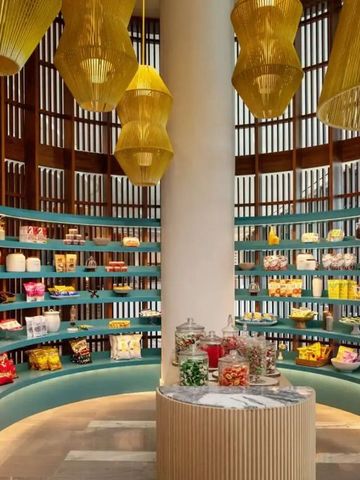 Elegante Hotel-Snack-Bar mit vielfältigem Angebot und moderner Gestaltung