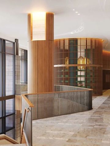 Helle Lobby mit eleganter Holzeinrichtung und großen Fenstern