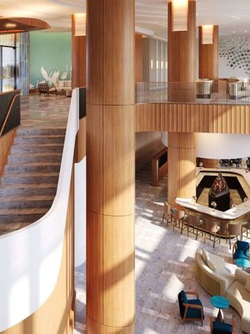 Geräumiger Empfangsbereich mit Holzsäulen und stilvollen Sitzgelegenheiten