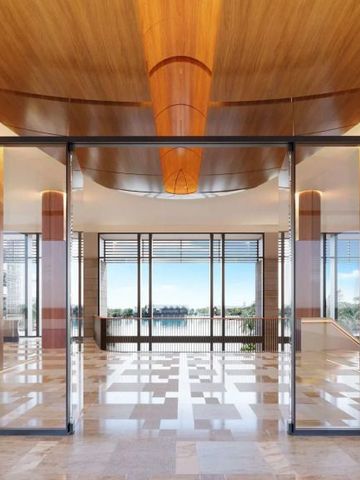 Durchsichtiger Eingang mit Blick auf einen See