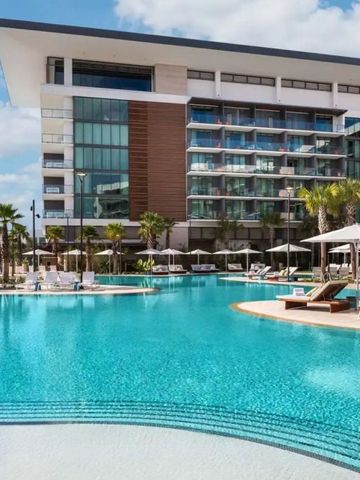 Moderner Hotelpool mit eleganten Sonnenliegen und einem mehrstöckigen Gebäude im Hintergrund