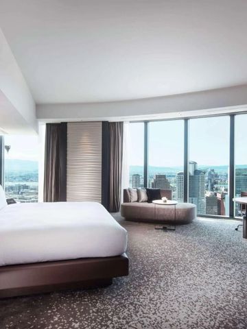 Helles Zimmer im Conrad Osaka mit Panoramafenstern und Stadtblick