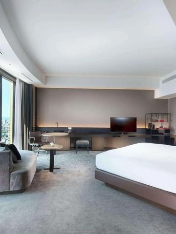 Großzügiges Zimmer im Conrad Osaka mit weitem Ausblick und eleganter Einrichtung
