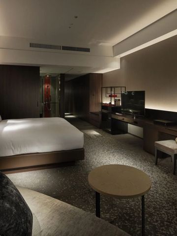 Geschmackvoll eingerichtetes Zimmer mit modernen Annehmlichkeiten