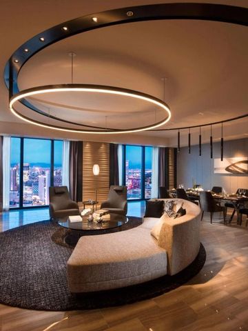 Exklusive Suite mit moderner Einrichtung und Panoramafenstern