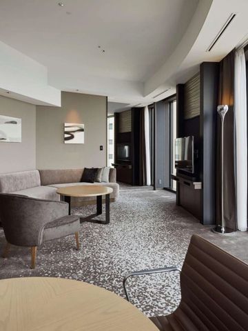 Elegante Wohnzimmergestaltung mit Aussicht auf die Stadt