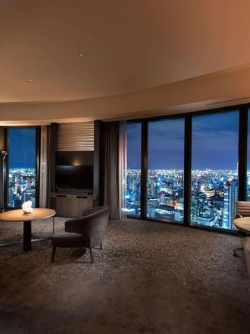 Luxussuite mit Panoramablick über Osaka bei Nacht