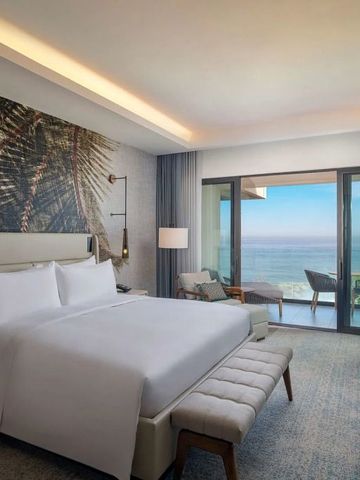 Zimmer mit großem Bett und Balkonblick auf das Meer