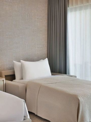 Zimmer mit zwei Betten und stilvollem Dekor