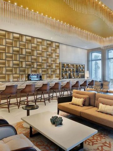 Stilvoll eingerichtete Hotelbar mit gemütlichen Sitzmöglichkeiten