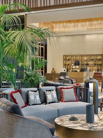 Moderne Hotellobby mit stilvollen Sitzgelegenheiten und Pflanzen