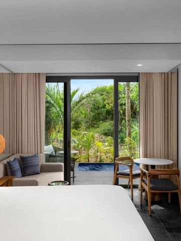 Modernes Hotelzimmer mit Terrasse und Gartenblick im Conrad Tulum Riviera Maya