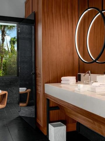 Elegantes Badezimmer mit Holzverkleidung und modernem Spiegel