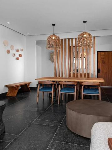 Eleganter Essbereich mit Holzmöbeln und modernen Lampen