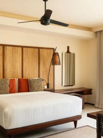 Helles Deluxe-Zimmer mit großem Bett, modernem Dekor und Deckenventilator