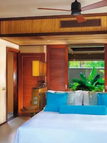 Elegantes Zimmer mit tropischem Flair und Zugang zu grünem Gartenbereich