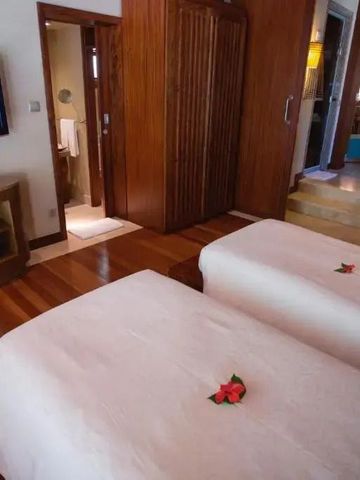 Komfortables Hotelzimmer mit Holzböden und zwei Betten