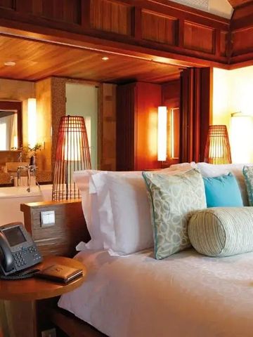 Luxuriöses Zimmer mit großer Badewanne im Hintergrund