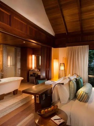 Hochwertige Suite mit stilvollem Interieur und Gartenblick