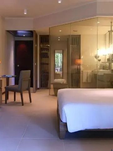 Modernes Zimmer mit Glasduschwand und eleganter Beleuchtung