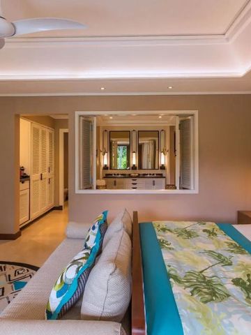 Helles Zimmer mit moderner Einrichtung und großen Fenstern.