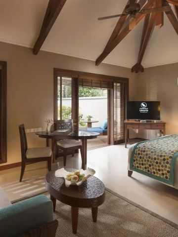 Komfortables Zimmer mit rustikalem Touch und Gartenblick.