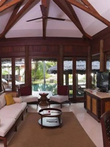 Exklusives Wohnzimmer mit Panoramafenstern und stilvollen Möbeln.