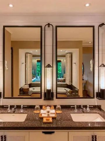 Luxuriöses Badezimmer mit Doppelwaschbecken im Hotel Constance Lemuria.