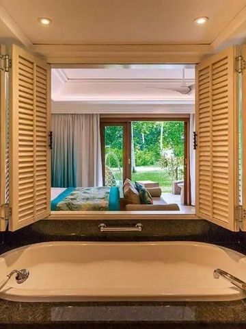 Badezimmer mit Ausblick auf grünen Garten im Hotel Constance Lemuria.