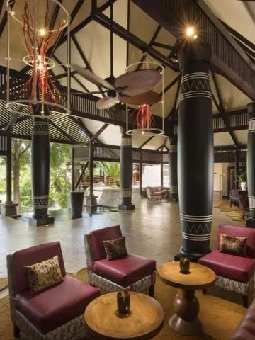 Stilvolle Hotel-Lounge im Constance Lemuria mit tropischem Ambiente.