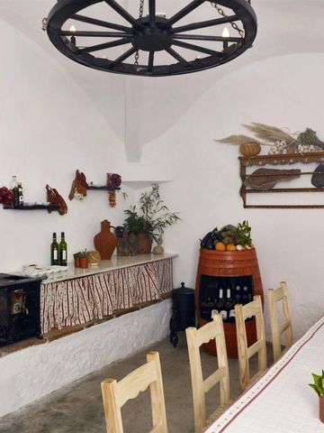 Rustikaler Raum mit Holztisch, Dekorationen und Kamin