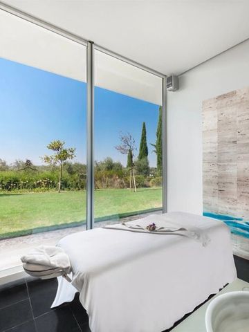 Heller Spa-Behandlungsraum mit Blick auf einen grünen Garten