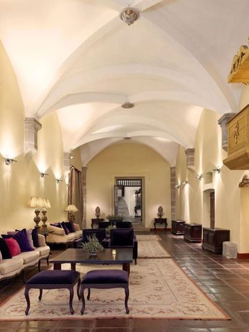 Elegante Hotel-Lobby mit gewölbter Decke und stilvollen Möbeln