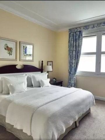 Gemütliches Hotelzimmer mit Doppelbett und blauen Vorhängen.