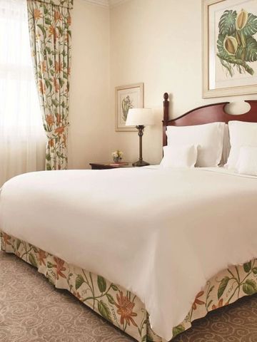 Gemütliches Schlafzimmer mit stilvollen Vorhängen und Doppelbett im Copacabana Palace