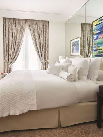 Geräumiges Gästezimmer mit Kunst an der Wand und luxuriösem Bett im Copacabana Palace